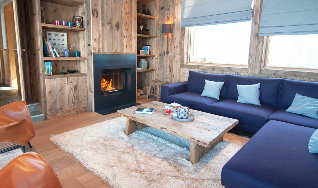 Lounge with a fireplace
